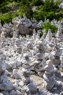 Triglav Milli Parkı'nda geçitteki taş piramitleri