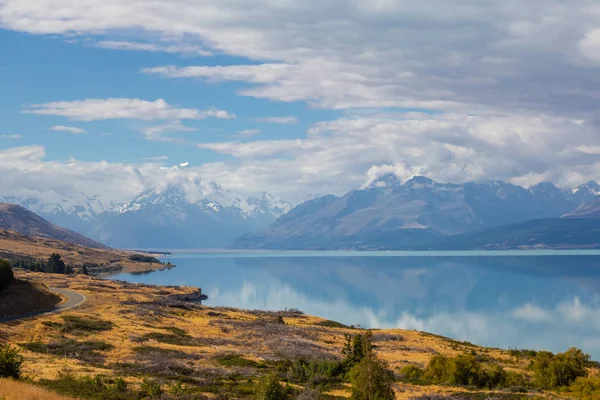 Vista do Lago Pukaki com reflexão Mount Cook, Nova Zelândia — Fotografia de Stock