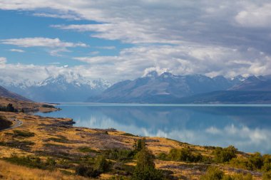 Mount Cook yansıması ile Pukaki Gölü görünümü, Yeni Zelanda