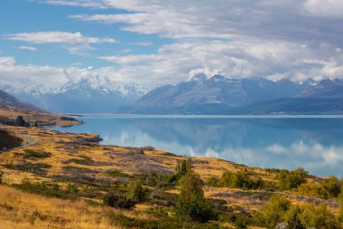 Mount Cook yansıması ile Pukaki Gölü görünümü, Yeni Zelanda