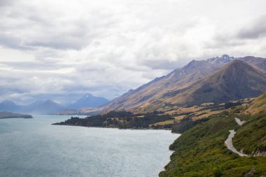 Güney Adası'nda Wakatipu Gölü kuzey ucunun görünümü , Yeni Zelanda