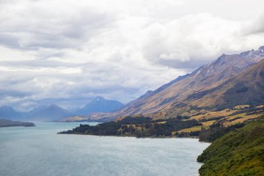 Güney Adası'nda Wakatipu Gölü kuzey ucunun görünümü , Yeni Zelanda