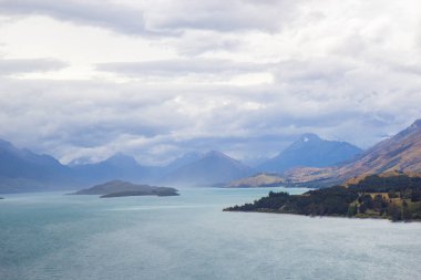Güney Adası'nda Wakatipu Gölü kuzey ucunun görünümü , Yeni Zelanda