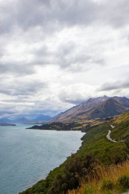 Güney Adası'nda Wakatipu Gölü kuzey ucunun görünümü , Yeni Zelanda