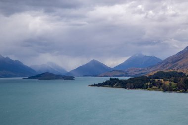 Güney Adası'nda Wakatipu Gölü kuzey ucunun görünümü , Yeni Zelanda