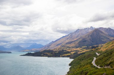 Güney Adası'nda Wakatipu Gölü kuzey ucunun görünümü , Yeni Zelanda