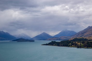 Güney Adası'nda Wakatipu Gölü kuzey ucunun görünümü , Yeni Zelanda