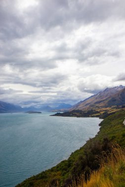 Güney Adası'nda Wakatipu Gölü kuzey ucunun görünümü , Yeni Zelanda