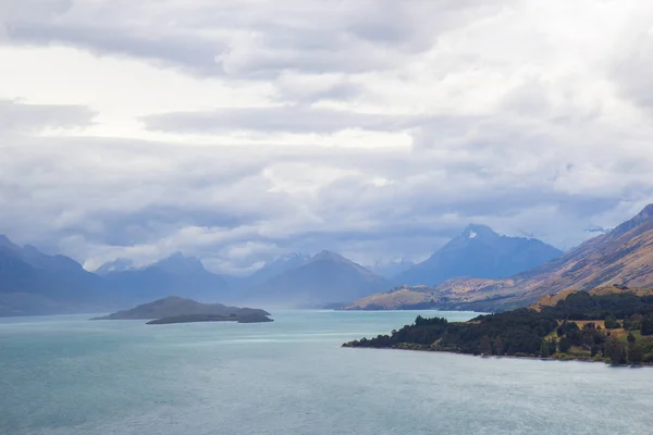 Вид на північний кінець озера Wakatipu в Південному острові, Нова Зеландія — стокове фото