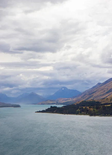 Vista dell'estremità settentrionale del lago Wakatipu nell'isola del Sud, Nuova Zelanda — Foto Stock