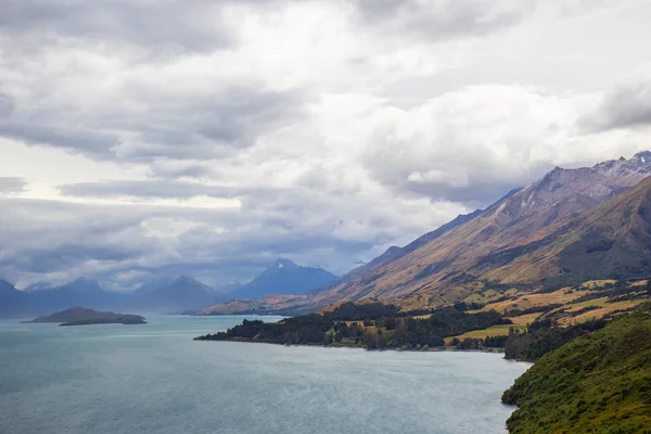 Güney Adası'nda Wakatipu Gölü kuzey ucunun görünümü , Yeni Zelanda
