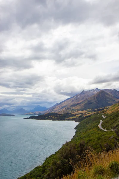 Güney Adası'nda Wakatipu Gölü kuzey ucunun görünümü , Yeni Zelanda