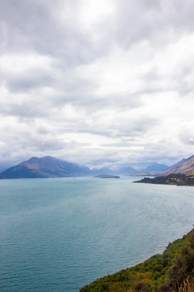 Vista dell'estremità settentrionale del lago Wakatipu nell'isola del Sud, Nuova Zelanda — Foto Stock