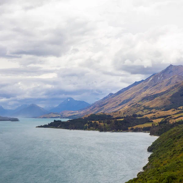 Güney Adası'nda Wakatipu Gölü kuzey ucunun görünümü , Yeni Zelanda