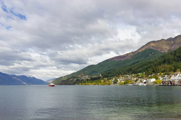 Lakeside of Wakatipu lake in Queenstown, NZ — Stock Photo, Image