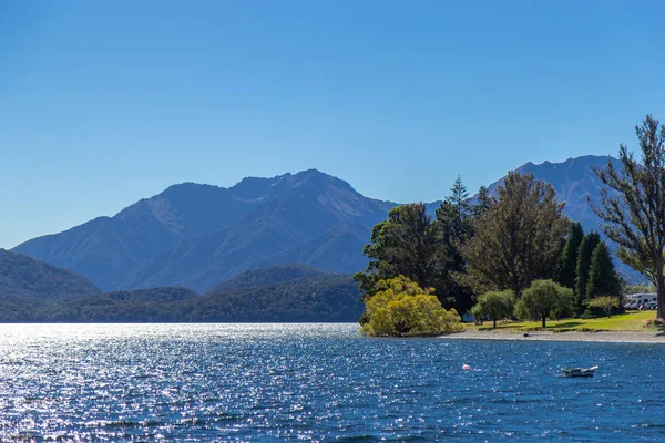 Uitzicht op het meer te Anau, Fiordland, Nieuw-Zeeland — Stockfoto