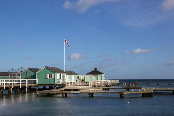 Bagno casa in Charlottenlund spiaggia, a nord di Copenaghen — Foto Stock