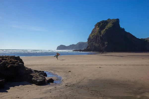 Vue sur la plage ensoleillée de Piha, Nouvelle-Zélande — Photo