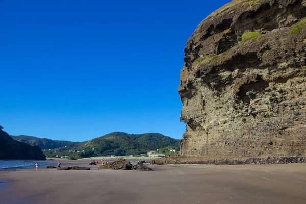 Widok na słoneczną Piha Beach, Nowa Zelandia — Zdjęcie stockowe