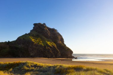 Piha plajında güzel gün batımı, Yeni Zelanda