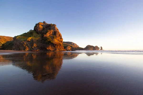 Hermosa puesta de sol en la playa de Piha, Nueva Zelanda — Foto de Stock