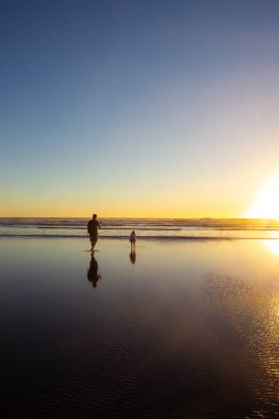 Piha plajında gün batımı, North Island, Yeni Zelanda