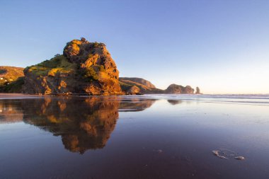 Piha plajında gün batımı, North Island, Yeni Zelanda