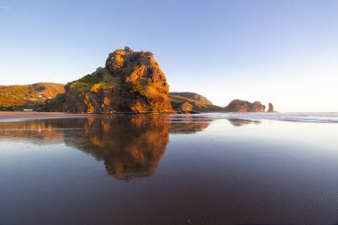 Piha plajında güzel gün batımı, Yeni Zelanda