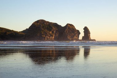 Piha plajında güzel gün batımı, Yeni Zelanda
