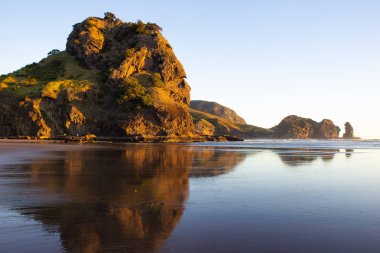Piha plajında güzel gün batımı, Yeni Zelanda