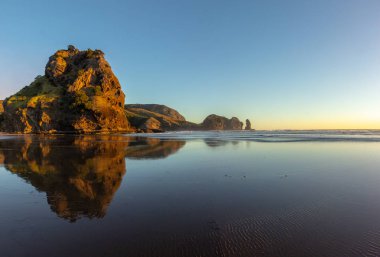 Piha plajında güzel gün batımı, Yeni Zelanda