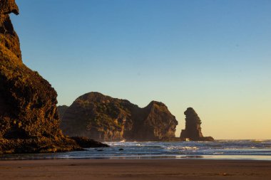 Piha plajında güzel gün batımı, Yeni Zelanda