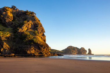 Piha plajında güzel gün batımı, Yeni Zelanda