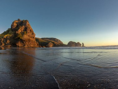 Piha plajında güzel gün batımı, Yeni Zelanda