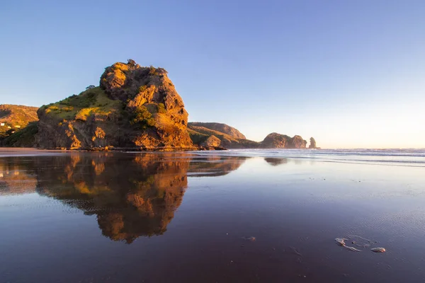 Sunset w: Piha Beach, North Island, New Zealand — Zdjęcie stockowe