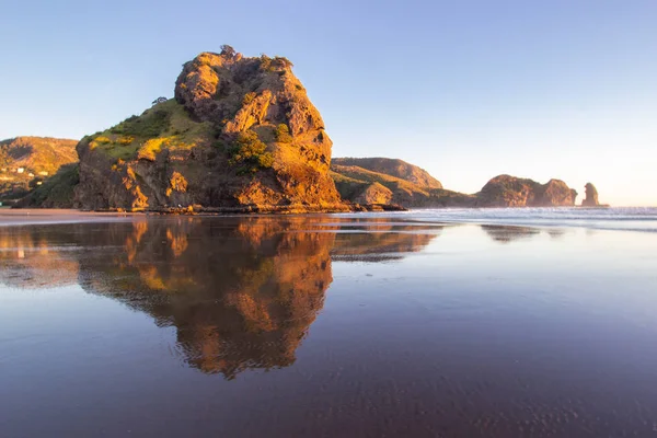 Prachtige zonsondergang bij Piha Beach, Nieuw-Zeeland — Stockfoto