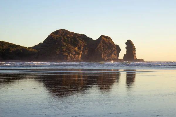 Hermosa puesta de sol en la playa de Piha, Nueva Zelanda —  Fotos de Stock