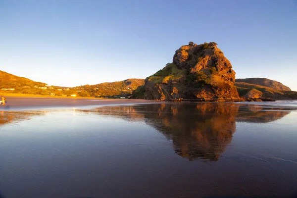 Hermosa puesta de sol en la playa de Piha, Nueva Zelanda —  Fotos de Stock