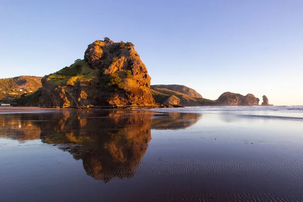 Prachtige zonsondergang bij Piha Beach, Nieuw-Zeeland — Stockfoto