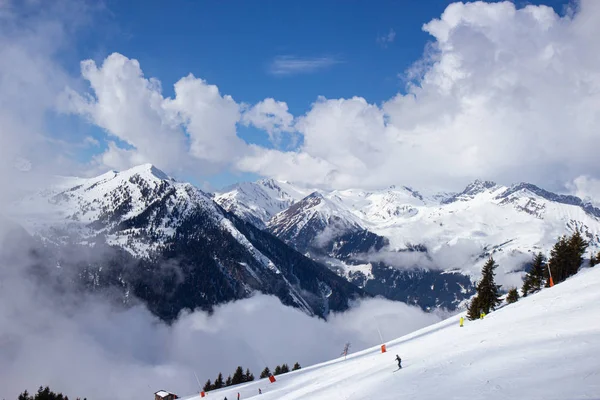 Mayrhofen kayak merkezi görünümü, Avusturya Alpleri — Stok fotoğraf