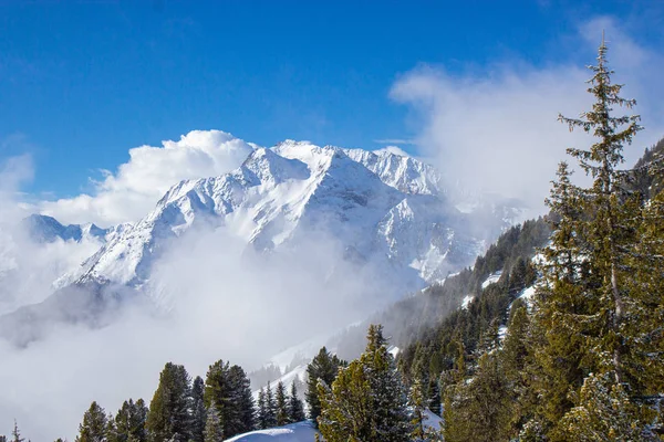 Mayrhofen kayak merkezi görünümü, Avusturya Alpleri — Stok fotoğraf