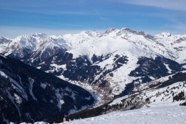 kış aylarında Mayrhofen kayak merkezi görünümü, Avusturya