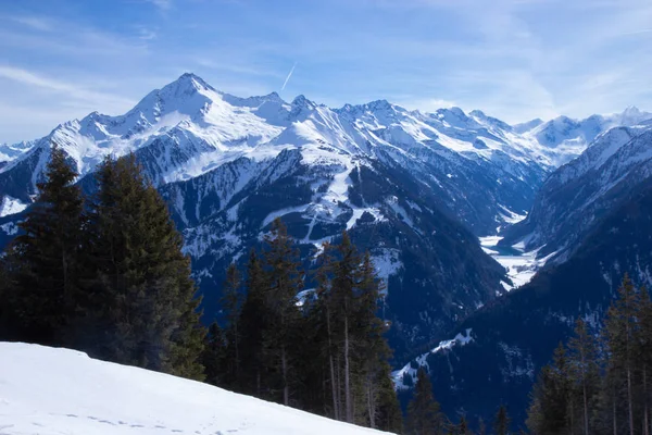 Uitzicht op het skigebied van Mayrhofen in wintertijd, Oostenrijk — Stockfoto