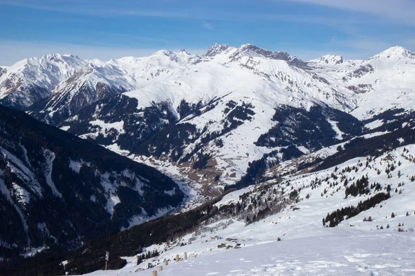 Uitzicht op het skigebied van Mayrhofen in wintertijd, Oostenrijk — Stockfoto