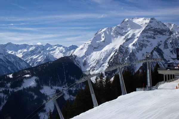 Pohled na Mayrhofenské lyžařské středisko v zimním období, Rakousko — Stock fotografie