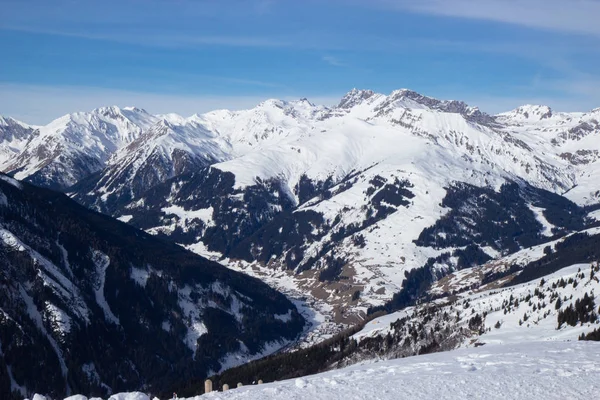 Vista sulla stazione sciistica di Mayrhofen in inverno, Austria — Foto Stock