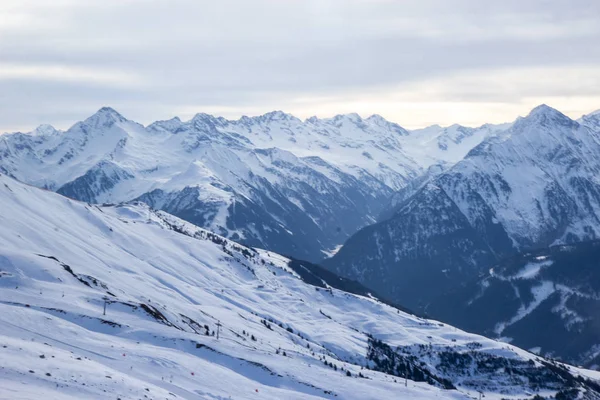 Pohled na Mayrhofenské lyžařské středisko v zimním období, Rakousko — Stock fotografie