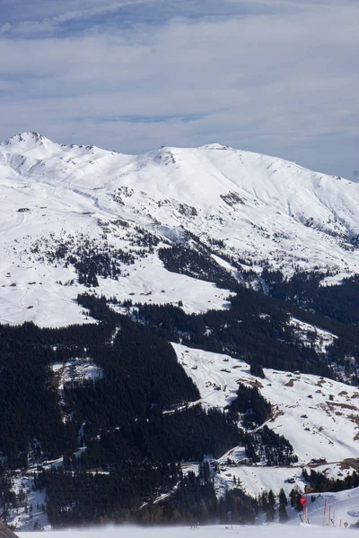 Vista de Mayrhofen estação de esqui no tempo de inverno, Áustria — Fotografia de Stock