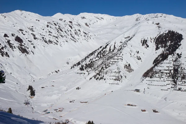 Uitzicht op het skigebied van Mayrhofen in wintertijd, Oostenrijk — Stockfoto