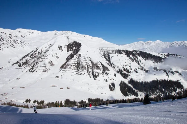 Θέα στο χιονοδρομικό θέρετρο Mayrhofen την χειμερινή ώρα, Αυστρία — Φωτογραφία Αρχείου